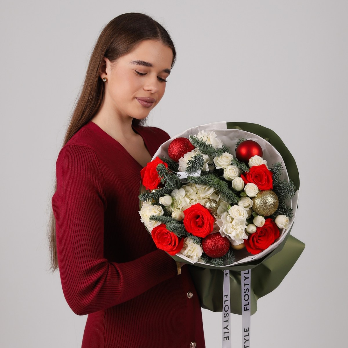 zimnij buket s elkoj i krasnoj rozoj 5-5